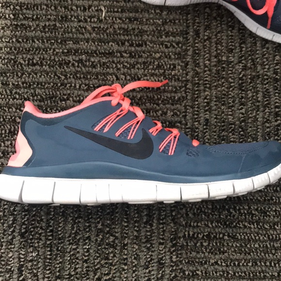 Nike Free Runs - Picture 2 of 4